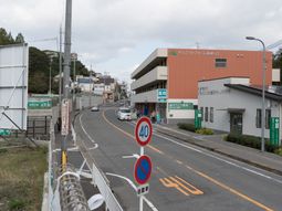 橙色の建物外観