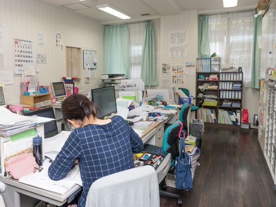 スタッフが作業する事務室