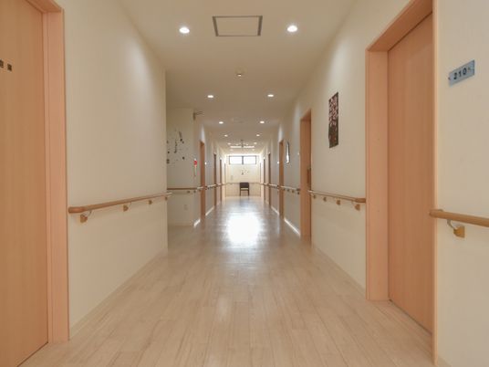 手すり付き清潔な廊下
