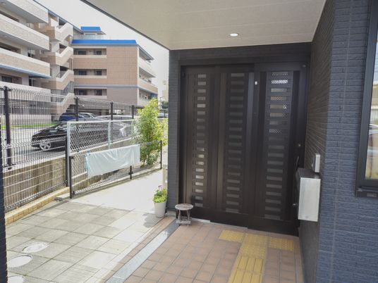 洗練されたエントランス