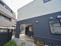 清潔感のある建物エントランス