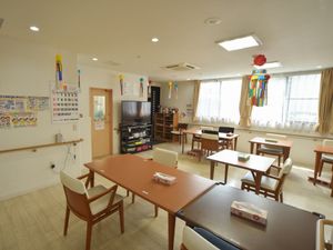 広々とした明るい食堂