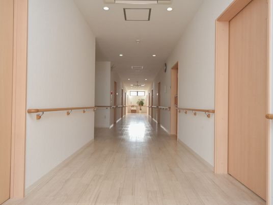 広々とした明るい廊下