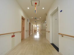 手すり付きの明るい廊下