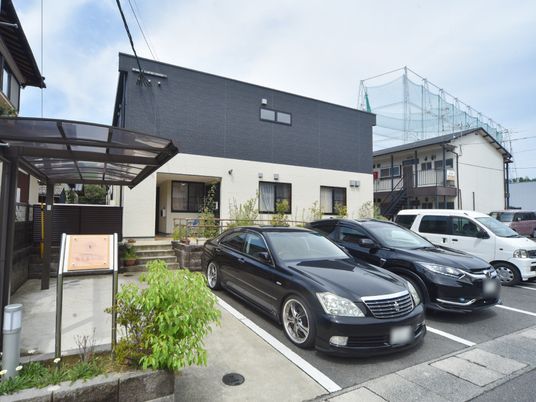 外観の建物と駐車場