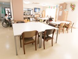 明るいダイニングの様子