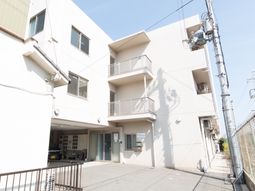 明るい日差しの外観