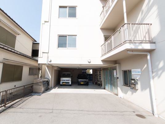 白い建物のエントランス外観