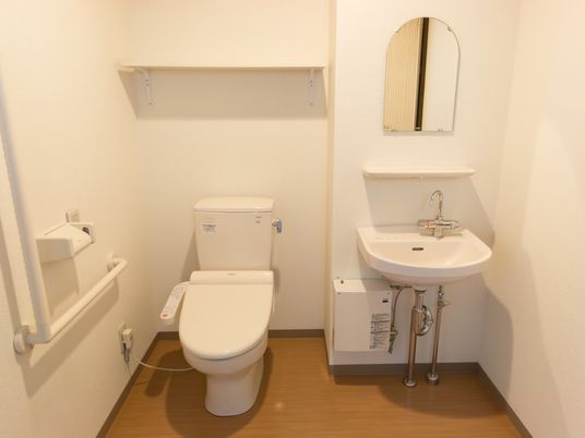 手すり付きのトイレ空間