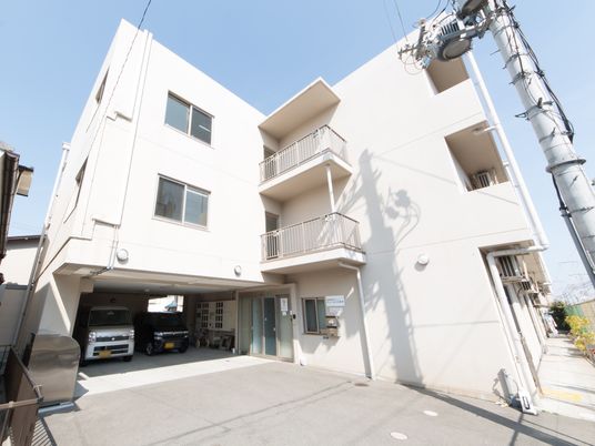 明るい外観の建物エントランス