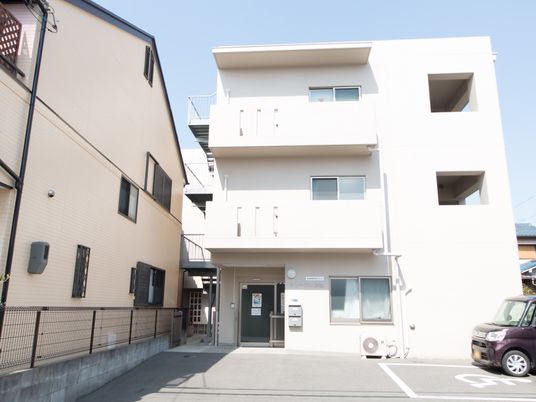 明るい外観の建物正面