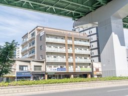 明るい立地の建物外観