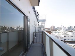 都市景観を望むバルコニー