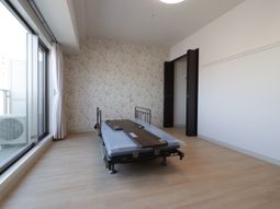 明るい個室の居室空間