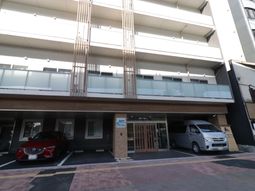 モダンな建物のエントランス