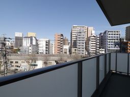 都会の景色を望むバルコニー