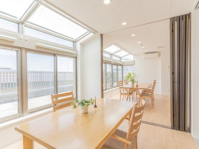 天井窓付きの明るいダイニング