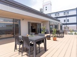 屋外テーブルセットのあるテラス