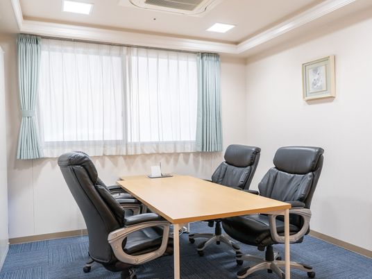 会議室の木製テーブルと椅子