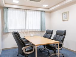 会議テーブルと椅子のある部屋