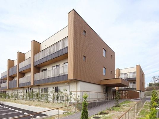 モダンな外観の建物