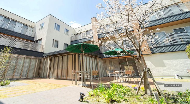 モダンな外観の建物