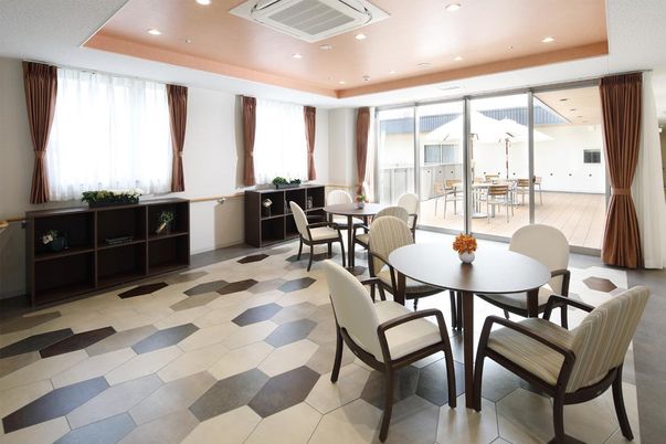 共有リビングの明るい空間