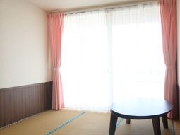 明るい洋室のテーブルと窓