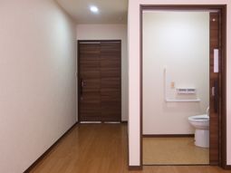 清潔なトイレのドア開け