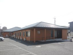 シンプルな一階建て建物