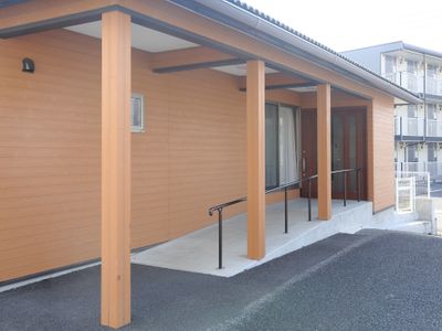 木目調の建物のエントランス