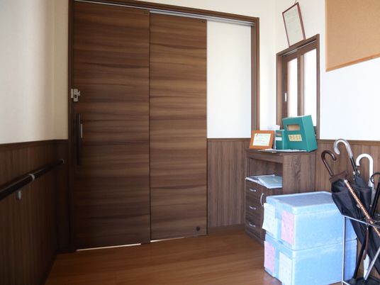 手すり付き廊下の出入口