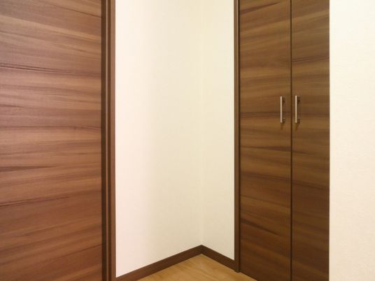 シンプルな木目のクローゼット