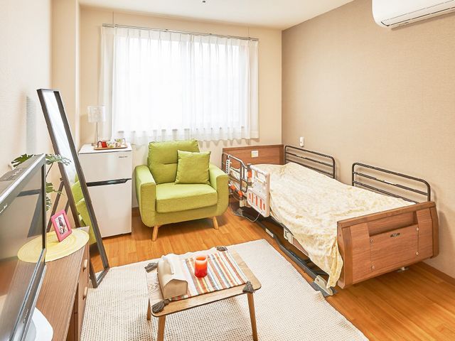 明るい個室の居室 居室 ゆとりのある居室で、穏やかな時間を過ごすことができます。個々の好みに合わせた家具配置が可能です。
