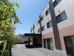 明るい外観の建物