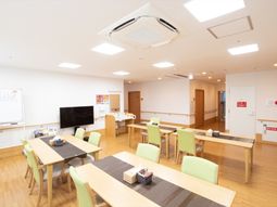 明るい食堂の様子