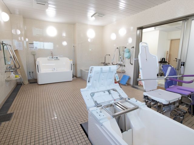 清潔な介護用浴室設備 浴室 最新の機能をもった介助用の浴槽が設置され、清潔で快適なバスタイムをサポートします。安全に配慮された設計で、入浴介助も円滑に行えます。