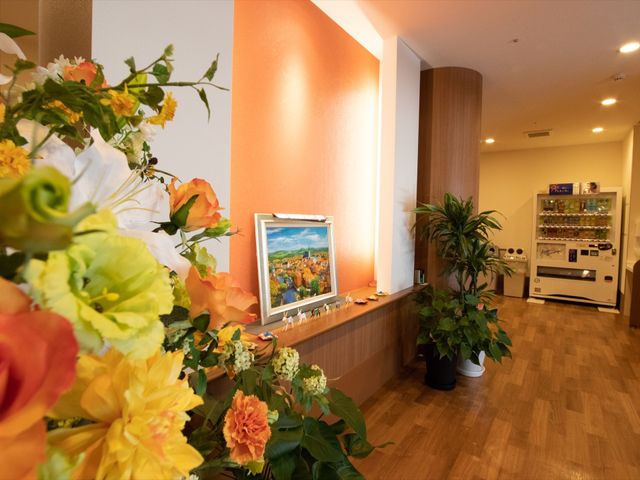 温もりのあるロビー エントランス 植物に彩られた暖かみのあるロビーです。待合には飲み物の自動販売機が完備され、訪問者の方の快適さが考えられています。