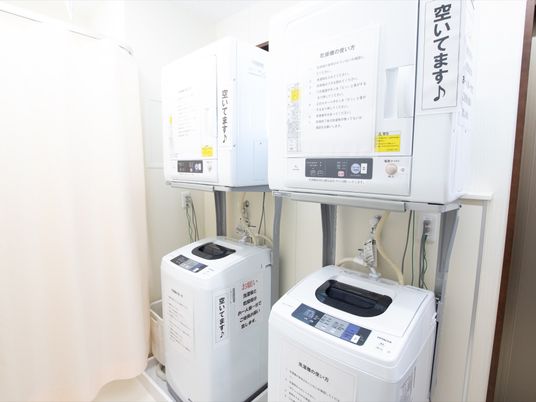 洗濯機の並ぶ設備スペース