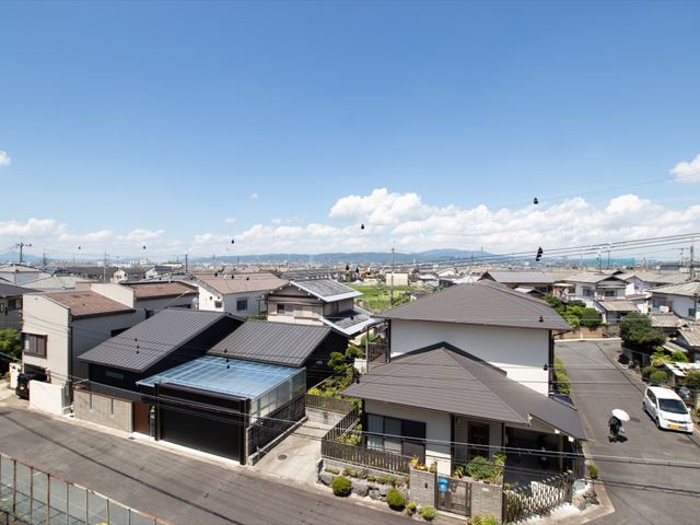 快適な住環境の居室 周辺風景 ゆとりのある住宅街に位置する、静かで穏やかな環境です。明るく家庭的な雰囲気が、新しい職場として魅力的です。