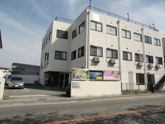 白い外壁の建物の外観