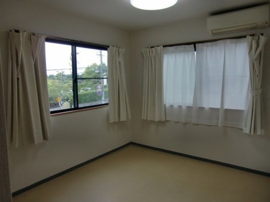 明るい空間の居室風景