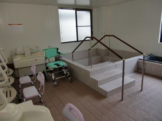 バリアフリー設計の浴室