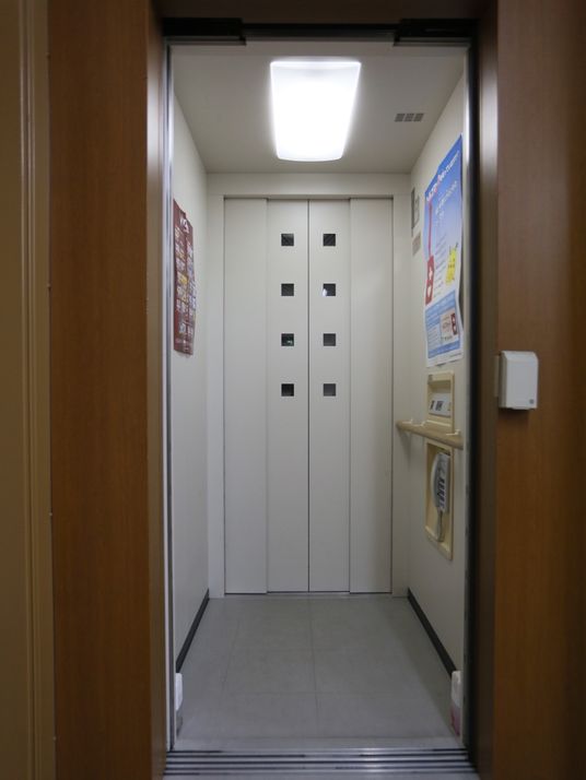 エレベーターの前