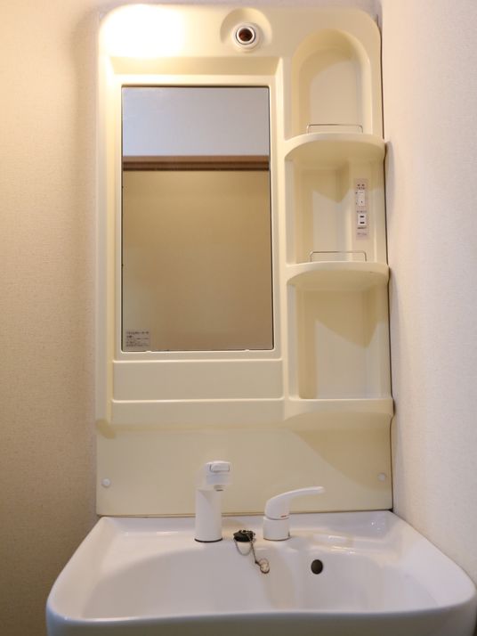 清潔な洗面台と鏡