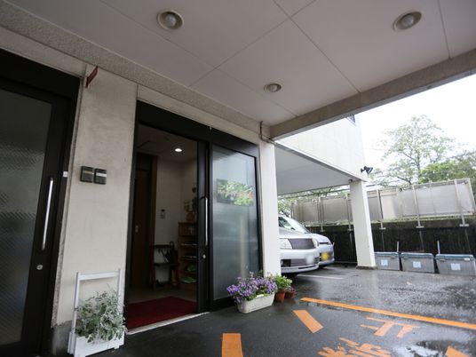エントランスと駐車場の風景