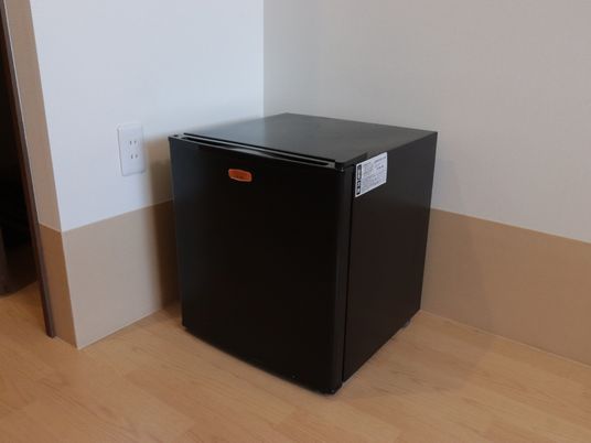 黒い冷蔵庫のある部屋