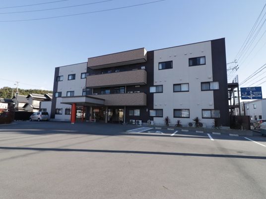 広々とした建物の正面