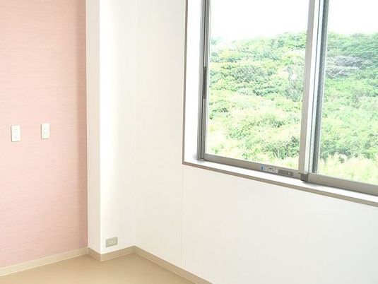 ピンク壁の明るい部屋