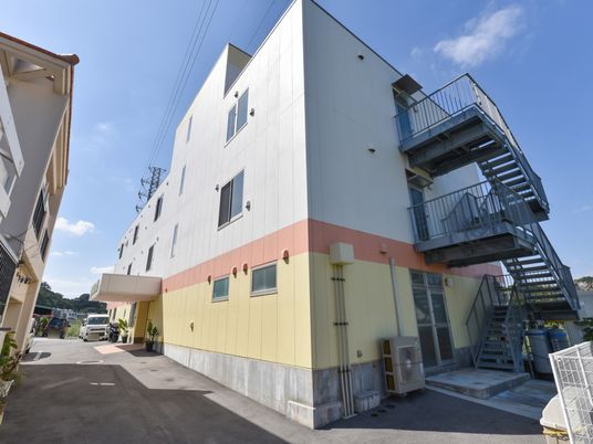 明るい色の建物外観